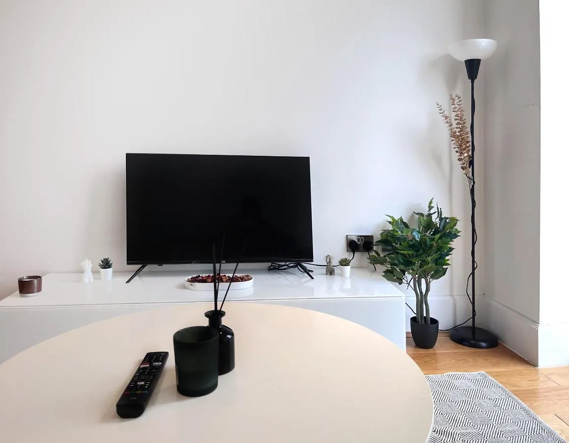 Lovely Charming 2-Bedroom Apartment In Bow Londýn
